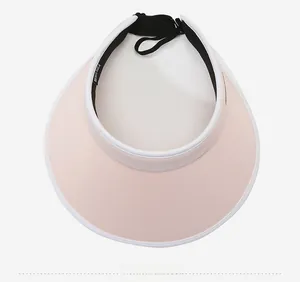 Vista dall'alto di una visiera rosa con bordo bianco e cordino elastico nero regolabile