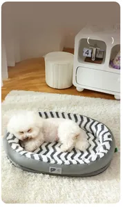 Détail d'un panier chaud pour chien avec intérieur en peluche douce à motifs chevrons