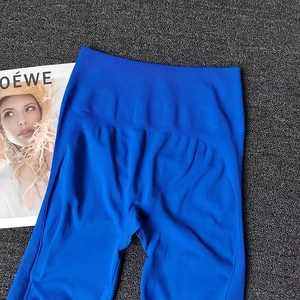 Détails du short de yoga sans couture bleu roi à taille haute et maille côtelée