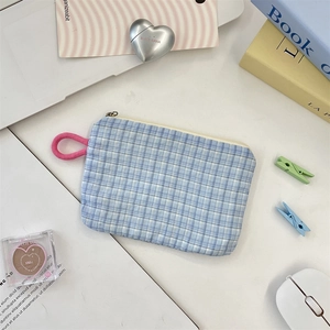 Dettaglio mini pochette a scacchi azzurro chiaro con manico intrecciato rosa e zip