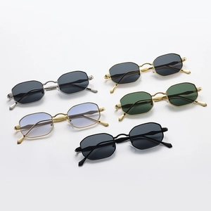 Occhiali da sole vintage in metallo quadrato disponibili in diversi colori di tendenza