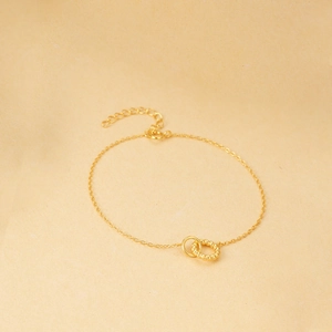 Detailed shot of gold-plated S925 sterling silver bracelet with interlocking round rings