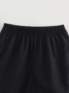 Vue détaillée de la taille élastique haute performance sur ce pantalon d'été noir chic