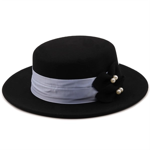 Chapeau boater en laine pour femme avec ruban bleu clair et nœud perlé élégant