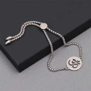 Bracelet ajustable en acier titane argenté avec un pendentif ajouré au symbole Om