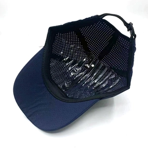 Détails d'une casquette en mesh bleu foncé montrant l'intérieur respirant et la boucle réglable