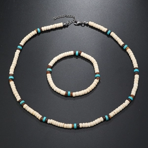 Vue à plat d'un ensemble collier et bracelet bohème en noix de coco et turquoise