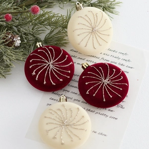 Lot de boules de Noël en velours rouge et crème avec des motifs dorés scintillants
