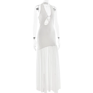 Détail de robe dos nu blanche avec découpe sexy à la poitrine et jupe longue élégante