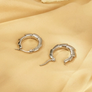 Élégantes boucles d'oreilles créoles en acier titane argenté avec motif de bambou chic