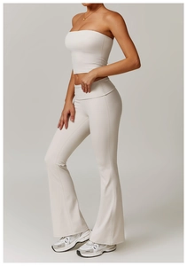 Détail du pantalon de yoga évasé taille haute crème et du haut court sur le mannequin