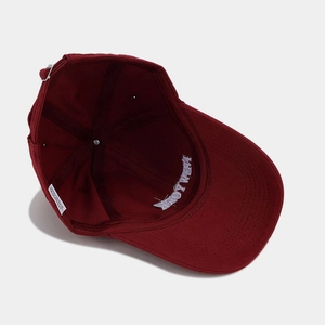 Vista interna del cappellino rosso in cotone con ricamo New York ed etichetta di lavaggio
