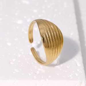 Bague ajustable en acier doré 18K avec textures verticales sur un socle en pierre