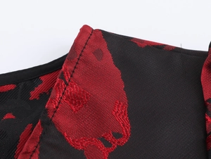 Détail macro du tissu brocart noir avec d'élégants motifs jacquard floraux rouges