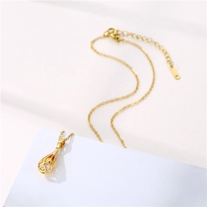 Collier en or 18k avec pendentif goutte évidée et zircon scintillant pour femme