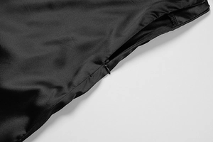 Vue détaillée de la fermeture éclair invisible sur la robe en satin noir élégante