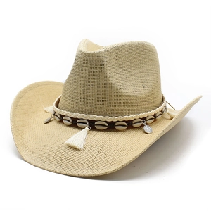 Chapeau de cowboy beige de style ethnique avec bande décorative en coquillages et glands