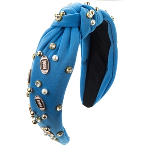 Detailansicht des blauen Knotenstirnbandes mit Football-Anhängern, Perlen und Strass