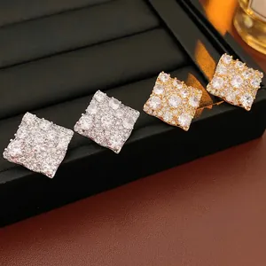 Boucles d'oreilles carrées pavées de zircons brillants en finitions or et argent
