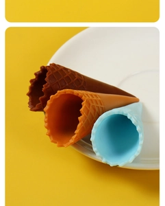 Macro-opname van mini PVC-ijshoorntjes met wafeltextuur en levendige kleuren