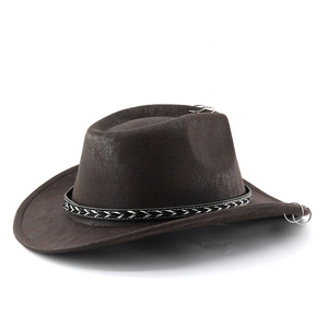 Détail du chapeau de cowboy marron foncé en suédine avec ruban tressé et anneaux argentés
