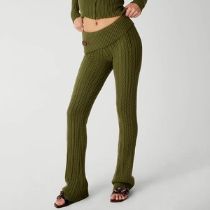 Detailansicht der olivgrünen Strickhose mit Zopfmuster an einem Model im Studio
