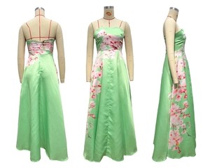 Detailansichten eines mintgrünen Satin-Maxikleides mit Kirschblütenprint am Model