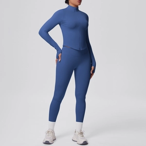 Dettaglio del set da yoga elasticizzato con asole per i pollici e leggings a vita alta