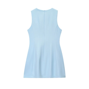 Vue arrière d'une robe trapèze sans manches bleu clair avec fermeture éclair invisible