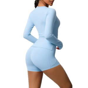 Ensemble de yoga bleu clair à manches longues et short taille haute pour sport et fitness