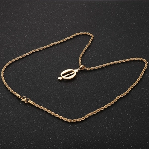 Collier homme doré chaîne torsadée avec pendentif lettre O et étoiles sur fond noir