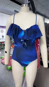Detail eines blauen Verlaufsbadeanzugs mit Rüschen am Ausschnitt und dünnen Trägern