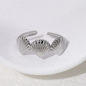 Minimalistischer offener Muschelring aus Edelstahl in Silber mit poliertem Finish