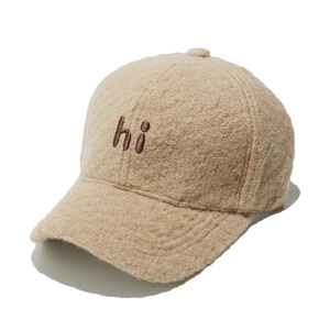 Casquette de baseball d'hiver en laine d'agneau beige avec broderie hi et texture douce