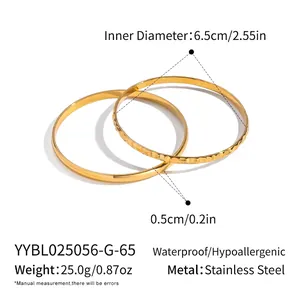 Dettaglio di due bracciali in acciaio inossidabile con texture martellata e liscia