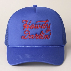 Dettaglio del cappello trucker blu con ricamo Howdy Darlin' rosso e corda intrecciata