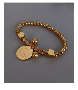 Détails de l'anneau en perles dorées et du pendentif gravé Eternal Love chic