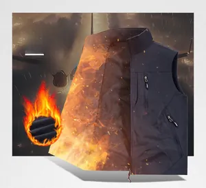 Detail der wendbaren Outdoor-Weste mit warmem Fleecefutter und Reißverschlusstaschen