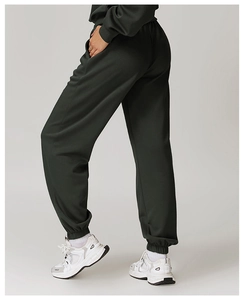 Detailansicht der dunkelgrünen Jogginghose mit hoher Taille, Bündchen und Seitentaschen