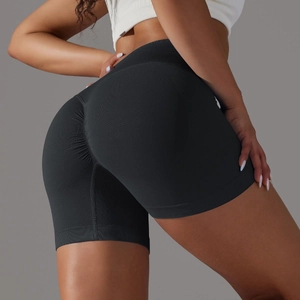Dettaglio del design scrunch butt e trama a coste sui pantaloncini da yoga grigio scuro