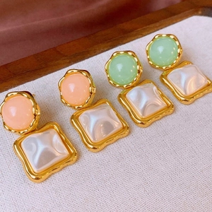 Retro geometric resin pearl earrings in pink and green with wavy gold frames