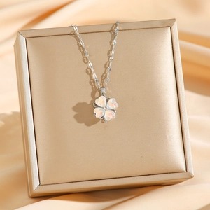 Sparkling silver four-leaf clover necklace with iridescent mother-of-pearl inlay and chain