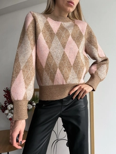 Classic argyle pattern crewneck waffle knit sweater in brown and pink for autumn