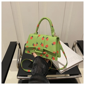 Detail van de groene PU-lederen handtas met aardbeienprint en korrelige textuur