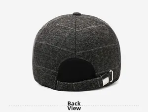 Dettaglio del cappello a quadri grigio con fibbia metallica regolabile sulla parte posteriore