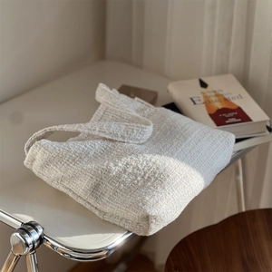 Sac à bandoulière minimaliste en tweed blanc avec texture tissée pour femmes