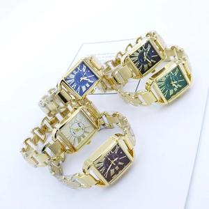 Gros plan de cinq montres à quartz carrées avec bracelets à maillons dorés et cadran romain