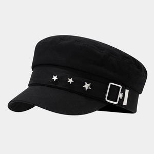 Détail d'une casquette marin noire avec rivets étoiles argentés et boucle métallique
