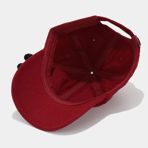 Structure interne d'une casquette de baseball rouge pour enfants avec sangle
