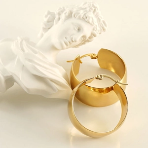 Pendientes de aro en acero inoxidable dorado pulido para mujer con diseño minimalista